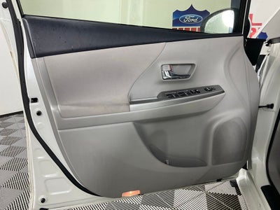 2017 Toyota Prius v Three ***BLUE CERTIFIED***