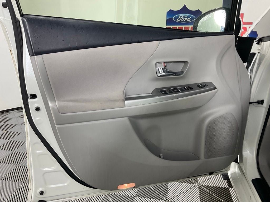 2017 Toyota Prius v Three ***BLUE CERTIFIED***