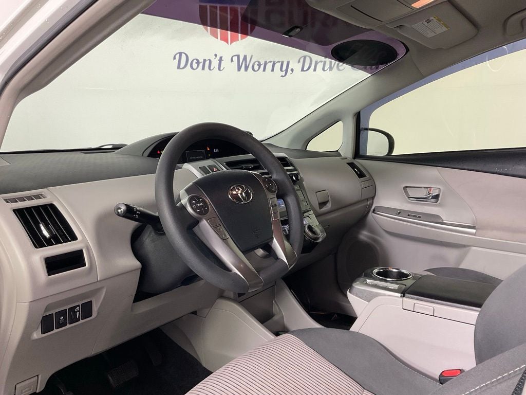 2017 Toyota Prius v Three ***BLUE CERTIFIED***