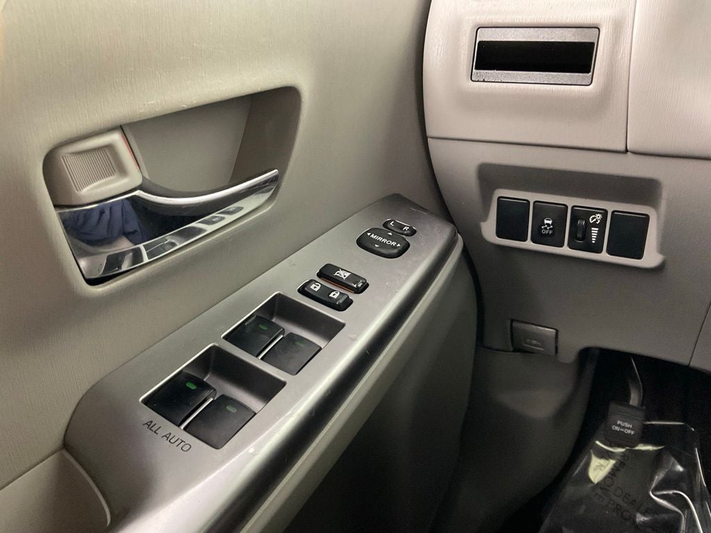 2017 Toyota Prius v Three ***BLUE CERTIFIED***