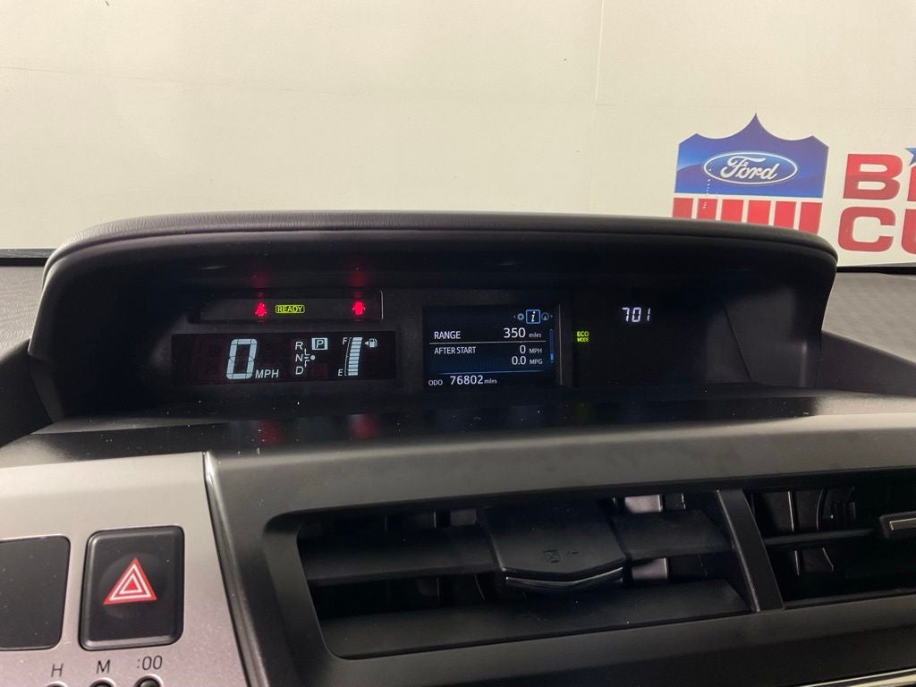2017 Toyota Prius v Three ***BLUE CERTIFIED***