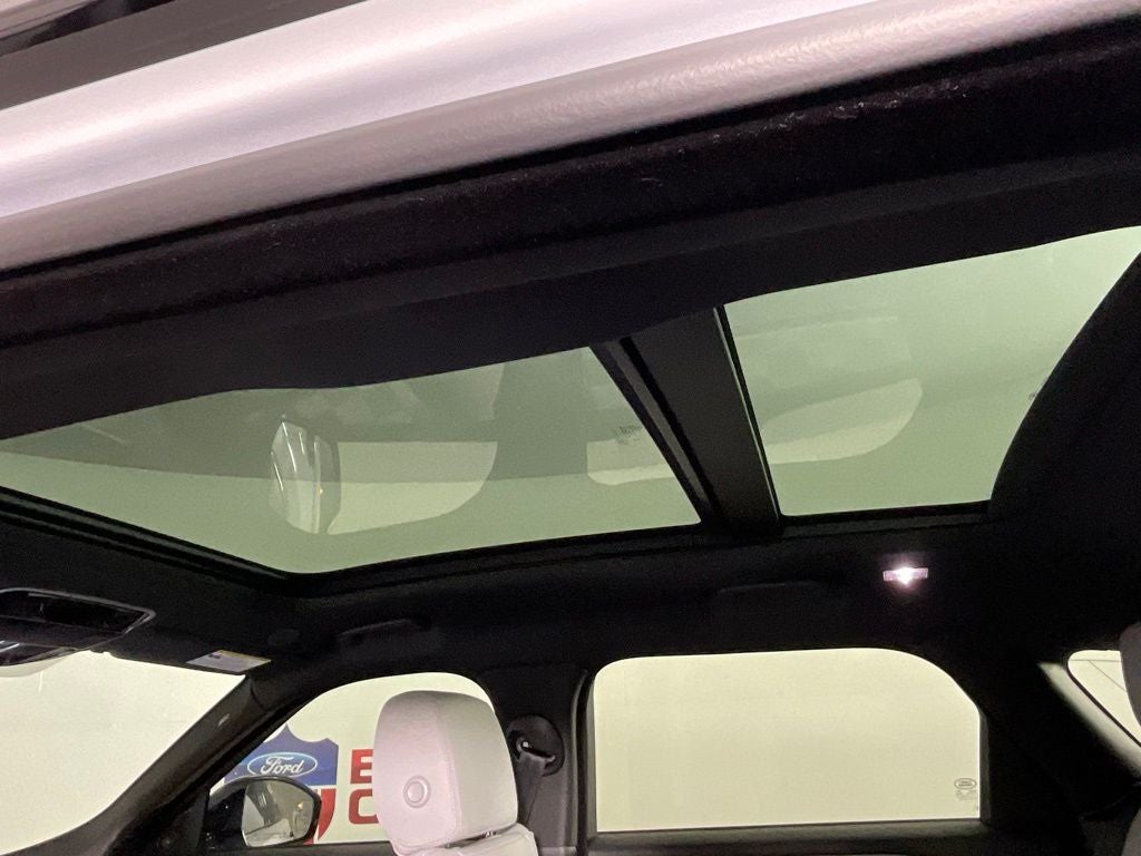 2026 Land Rover Range Rover Velar Dynamic SE